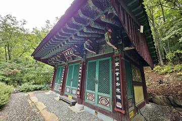 A small mountain shrine hall with green doors at Oseam in Seoraksan
